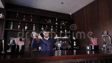 在夜总会、酒吧或酒吧使用摇<strong>酒壶</strong>鸡尾酒和饮料的酒保